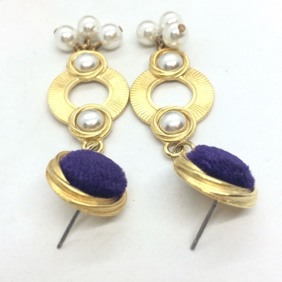 3/$30 VINTAGE 80S EARRINGS GOLD TONE PEARLS FUZZY PURPLE DANGLE DROP GEOMETRIC - Picture 9 of 16